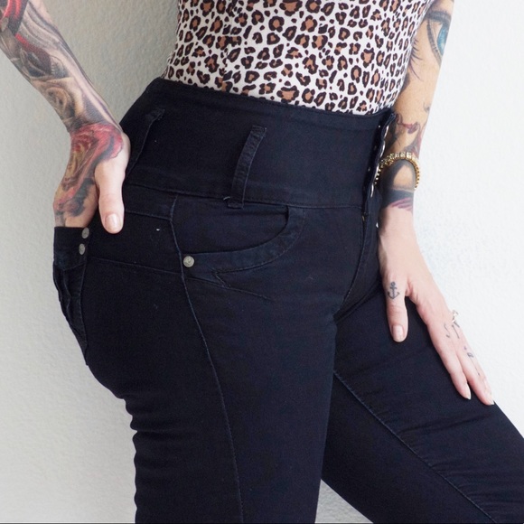 The ultimate stretch tushy jeans in black - Picture 2 of 8